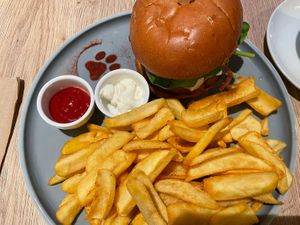 Gatto burger with chips  at Katzentempel - Augsburg in Augsburg