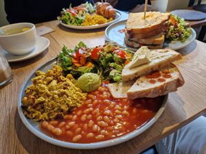 Kater Breakfast (Baked Beans, Tofu scramble, Salad, Bread, Chick Pea Guac at Katzentempel - Augsburg in Augsburg