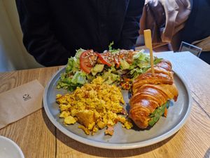 Croissandwich Breakfast (Croissant Sandwich, Tofu Scramble, Salad) at Katzentempel - Augsburg in Augsburg
