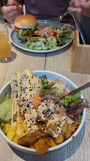 Rainbow bowl et burger at Katzentempel - Augsburg in Augsburg