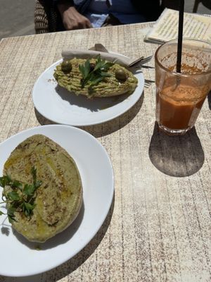Guacamole, babaganoush y zumo de zanahoria  at Baraka in Orgiva