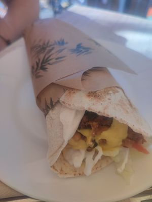 Hamburguesa vegana en pan de pita at Baraka in Orgiva