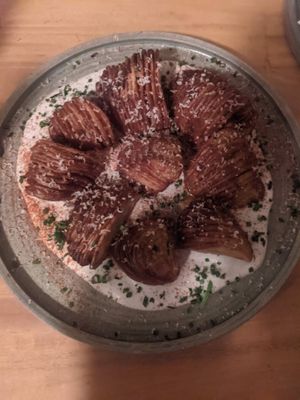 Papas con queso crema de ajo negro (23.000 COP) - 5/5 at Real Vegetal in Medellin