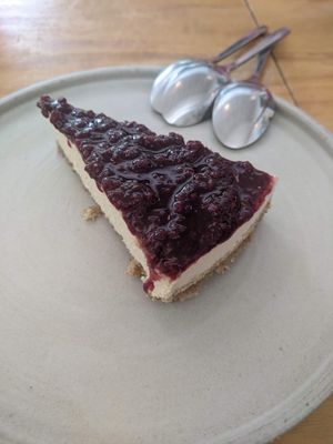 Cheesecake de marañón (17.000 COP) - 4/5 at Real Vegetal in Medellin