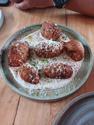 Papas con queso crema de ajo negro, 10/10 at Real Vegetal in Medellin