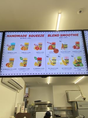 Juices and smoothies.   Sub oat milk!  at American Trailer in Seoul