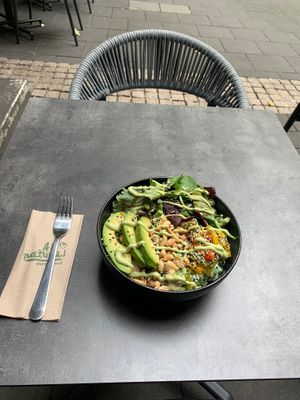 Sehr leckere Bowls. Die Portionen sind sehr gut. Alles ist super frisch. Das Personal ist freundlich und aufmerksam. at Rollz & Bowlz in Cologne