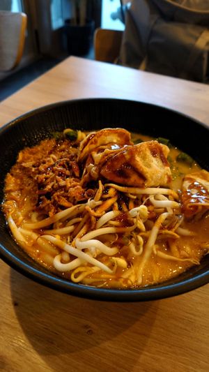 Gyoza-Ramen at Rollz & Bowlz in Cologne