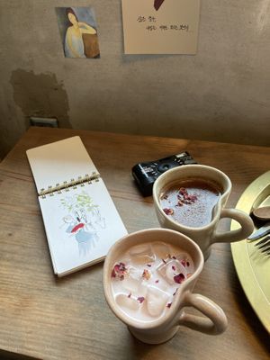 Cherry blossom latte and hot chocolate  at Ksana 크샤나 in Busan