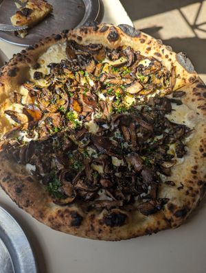 Magic mushroom pizza (vegana) at Electrica Pizza in Buenos Aires