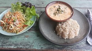 Mango salad & Panang curry at Imm Aim Vegetarian and Bike Cafe in Chiang Mai