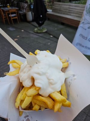 Mini friet met vegan mayo at Frituur De Petaat in Antwerpen