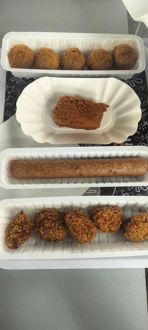 Balletjes (curry), curry worst (sausage), cheese croquette, bitterballen (vegan meat) at Frituur De Petaat in Antwerpen