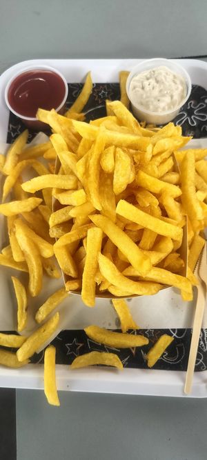 Big fries with ketchup and truffle mayo at Frituur De Petaat in Antwerpen