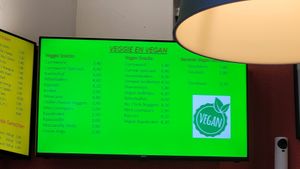 Vegan snacks en sauzen at Frituur De Petaat in Antwerpen