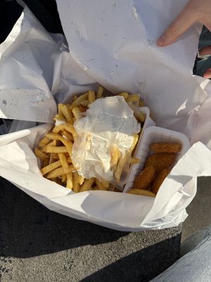 fries, vegan mayo and nuggets  at Frituur De Petaat in Antwerpen