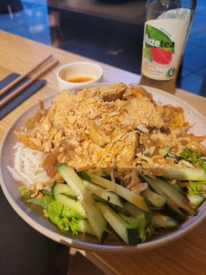 Lemongrass Tofu Ricenoodle Bowl 12€ at byvu in Munich