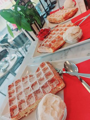 Sind doch nochmal für die Waffeln zurückgekommen. Ein Träumchen! at Stadtcafe Kassel in Kassel