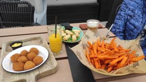 Vegan loempia's, bitterballen en zoete aardappel friet. at Strandpaviljoen Paal 10 in Ouddorp