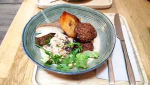 Menu du jour consisting of boulettes, smoked tofu, cauliflower, baked apple and thai sauce at Chez Albert in La Rochelle