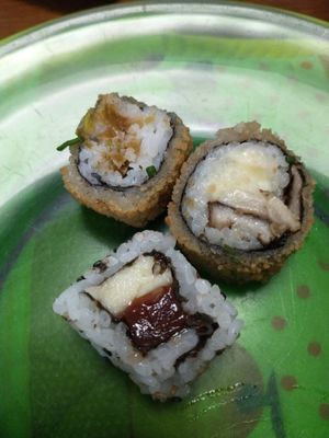 Hots: cream cheese com alho poró, shimeji com mussarela. Uramaki:queijo com goiabada at Melhor que Peixe in Porto Alegre
