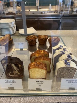 Vegan banana bread muffins in the back. Again, clearly labelled as "vegan". at mtl cafe & bakery in Seoul