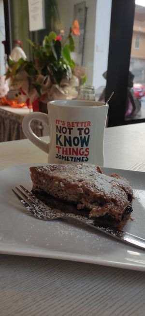 Caffè americano e torta di grano saraceno con mirtilli at Engi's bakery in Verona