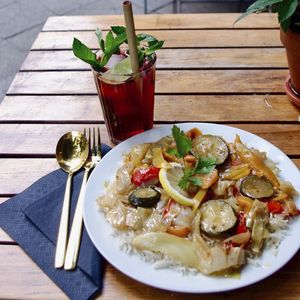 Yassa with rice and Wonjo drink at Bantabaa in Berlin