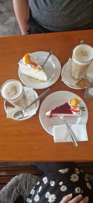 Vegane Eistortenstücke & Latte Macchiato mit Haferdrink at Lammerskötter im Hof in Aachen