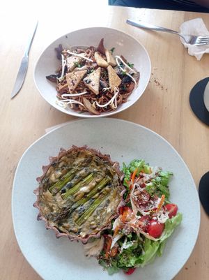 Pastel de verduras y yakisoba at Cardamomo in Salta