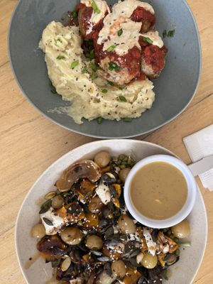 Albóndigas de lentejas especiadas con puré de papas y ensalada de zapallo, uvas encurtidas, queso de castaña, y semillas  at Cardamomo in Salta