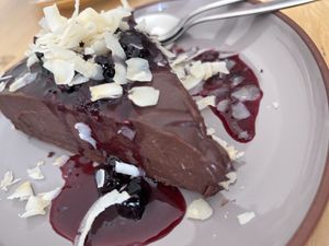 Torta de chocolate 70% con base de chocolate y dátiles  at Cardamomo in Salta