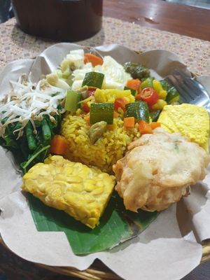 My plate: tempeh, green beans, beansprouts, spinach, cabbage, courgette, carrot, caulilower, spicy sauce, tofu, fried tofu parcel with cabbage and beansprouts inside, turmeric rice at Warung Indonesia in Kuta