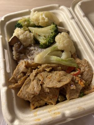 Tofu-Slices mit Gemüse und Vollkornreis  at BKK - Veg Stall Food Court - T21 in Bangkok