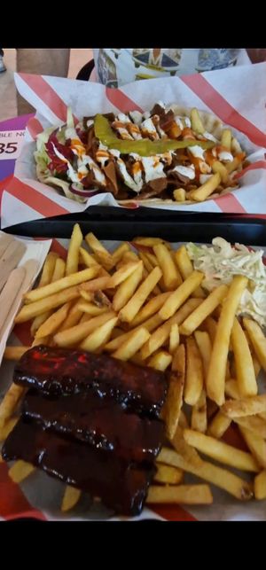 🍟Bbq ribs fries and slaw

🍟Doner kebab, flatbread, tzatziki, hot sauce fries and salad at Hank's Dirty Norwich in Norwich
