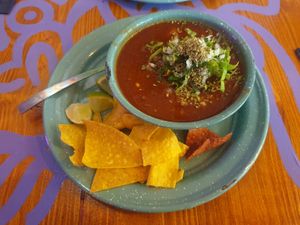 Kleines und gemütliches Lokal. Vollständig Vegan. Die Betreiber sind super nett und nehmen sich die Zeit zu erklären. Das Essen ist Latein-Amerikanisch, so wie die Betreiber auc at Alebrijes in Wiesbaden