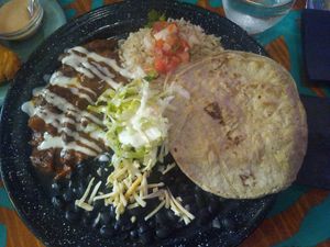 Vegan chicken in chocolate chilli sauce with beans at Alebrijes in Wiesbaden