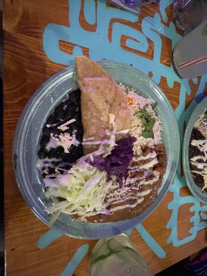 145. MOLE AUS OAXACA 15.00€ Hühnchen Vleisch, getränkt in einer Chili-Schokoladensoße aus Oaxaca, serviert mit Mais oder Weizentortillas,
Reis, Bohnen und Salat  at Alebrijes in Wiesbaden