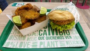 Fritenders & Burger Clásica at Cero Pollito - Javeriana in Bogota