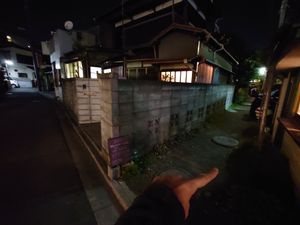 If you come here at night, yes, follow the alley to the end (see red sign on the ground) at Wander Kitchen in Kamakura