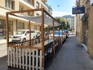 Outdoor seating at La Caravane Passe in Geneva