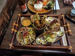 Gemischte Vorspeisenplatte. Drei Mal kalt und mit Mango. at Hanoi Vegan & Heinenhof in Cologne