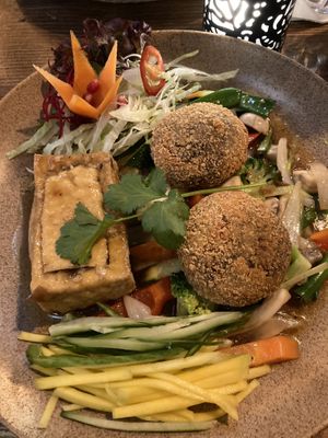 Tofu Schiff gefüllt mit Pilzen, Reisbuletten  at Hanoi Vegan & Heinenhof in Cologne