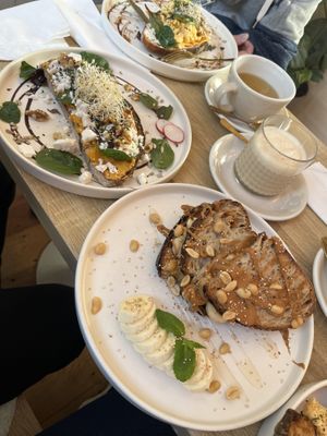 grilled peanut butter sandwich, veganes Hummus Brot  at TRUCYS Café in Hamburg