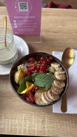 Golden Glow Bowl und Matcha Latte mit Oat Milk (kein Aufpreis🥹). Sehr sehr lecker und sehr freundlicher Service 10/10🩷 #Veganuary at TRUCYS Café in Hamburg