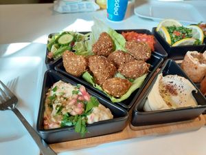 closer view on other half of the "Schlüchtern Box" at Falafel Schlüchtern in Schluechtern