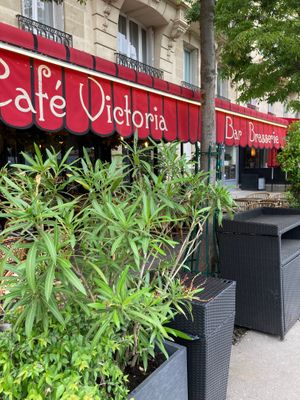  at Café Victoria in Paris