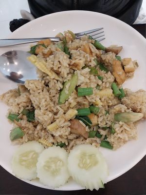 Green curry fried rice at Walee - Thanon Ekkamai in Bangkok