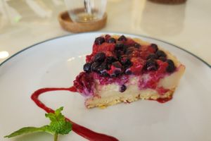 Berry cheesecake at Unicorn Noms in Janabiyah