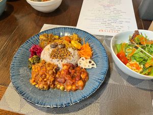 various kinds of vegan curries on rice at Siesta in Hirakawa